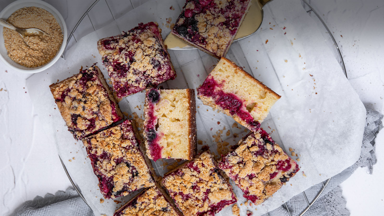 Plazma kolač sa voćem i hrskavim posipom